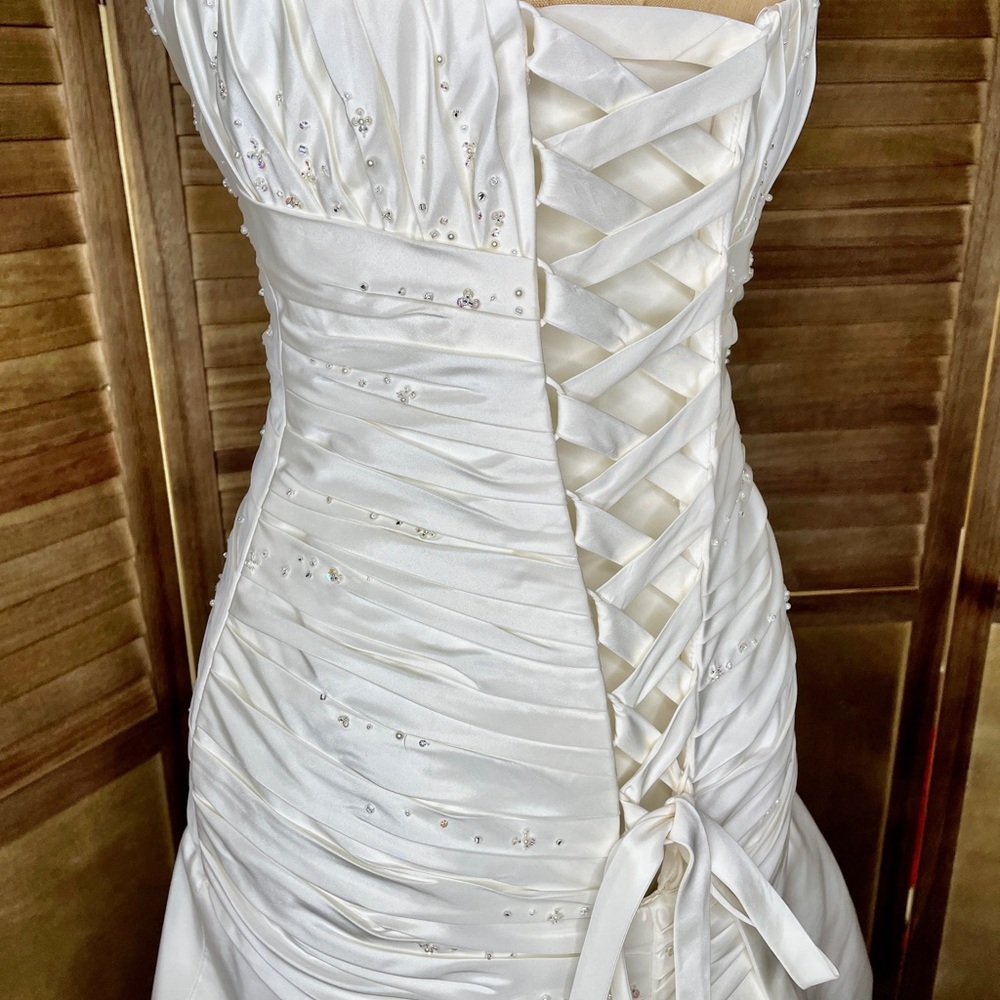 Ivory Wedding Dress. - Picture 6 of 16